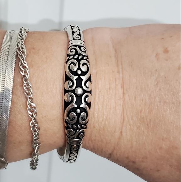 BRIGHTON Bangle Bracelet EUC with Drawstring pouch - Picture 8 of 12